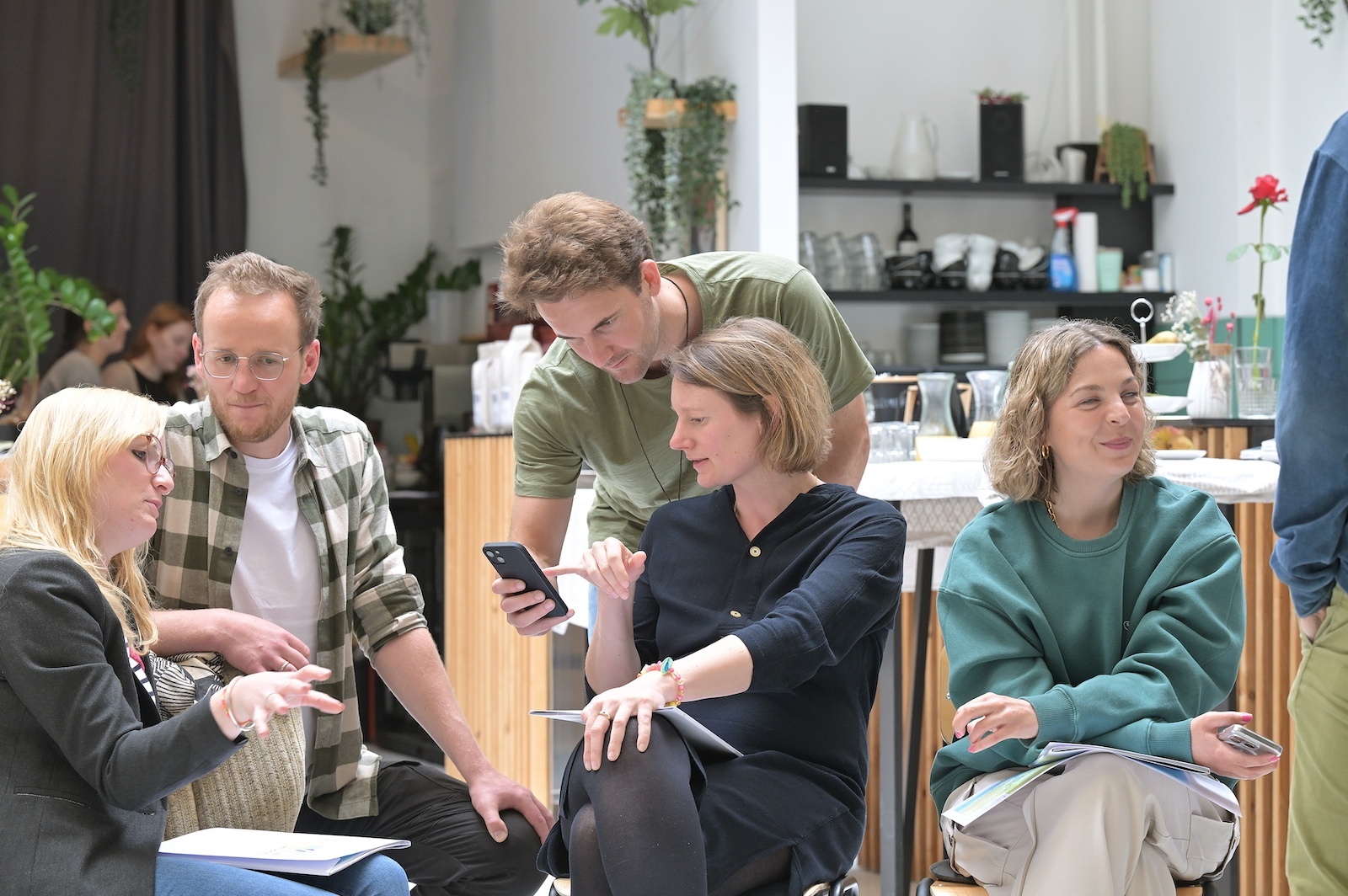 "Menschen im Seminar / Workshop in gemeinsamer Interaktion zu einem Thema"